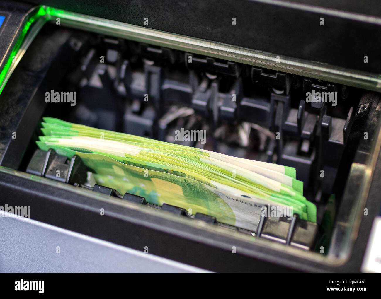 Einhundert Euro an Geldautomaten Stockfoto