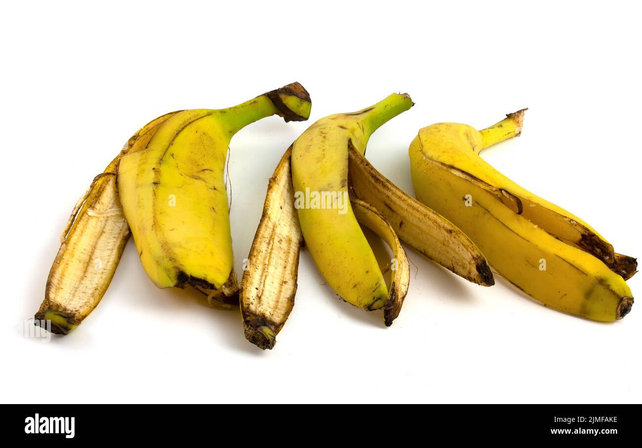 Drei Schalen aus Bananen, die zu verfaulen beginnen. Stockfoto