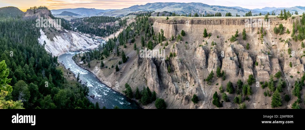 Blick von Calcit Springs auf den Yellowstone River. Stockfoto