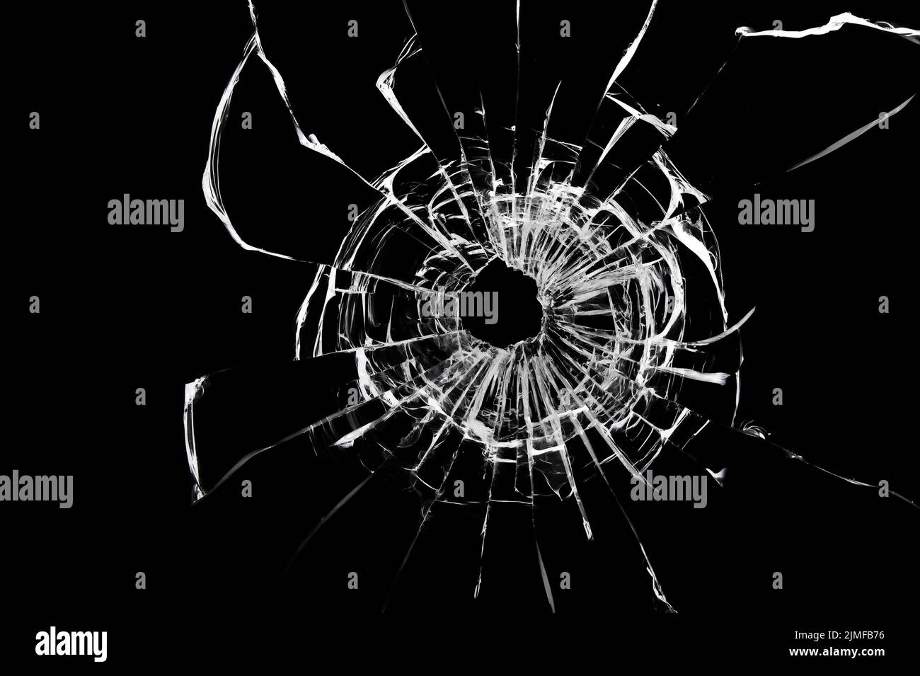 Risse auf gebrochenem Glas, Textur auf schwarzem Hintergrund Stockfoto