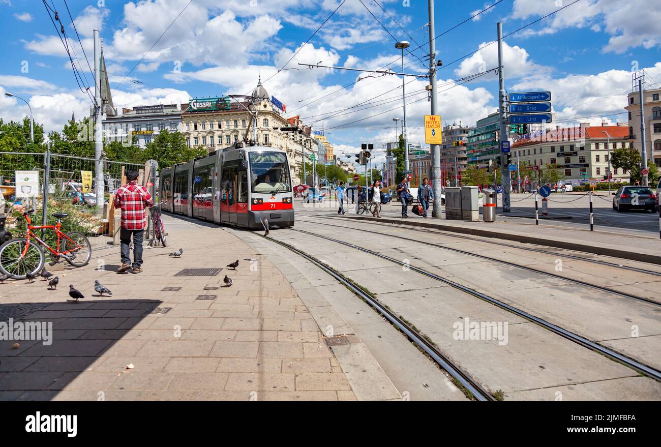 Blick auf Menschen, die in einer Straße in Wien, Österreich, spazieren gehen. Stockfoto