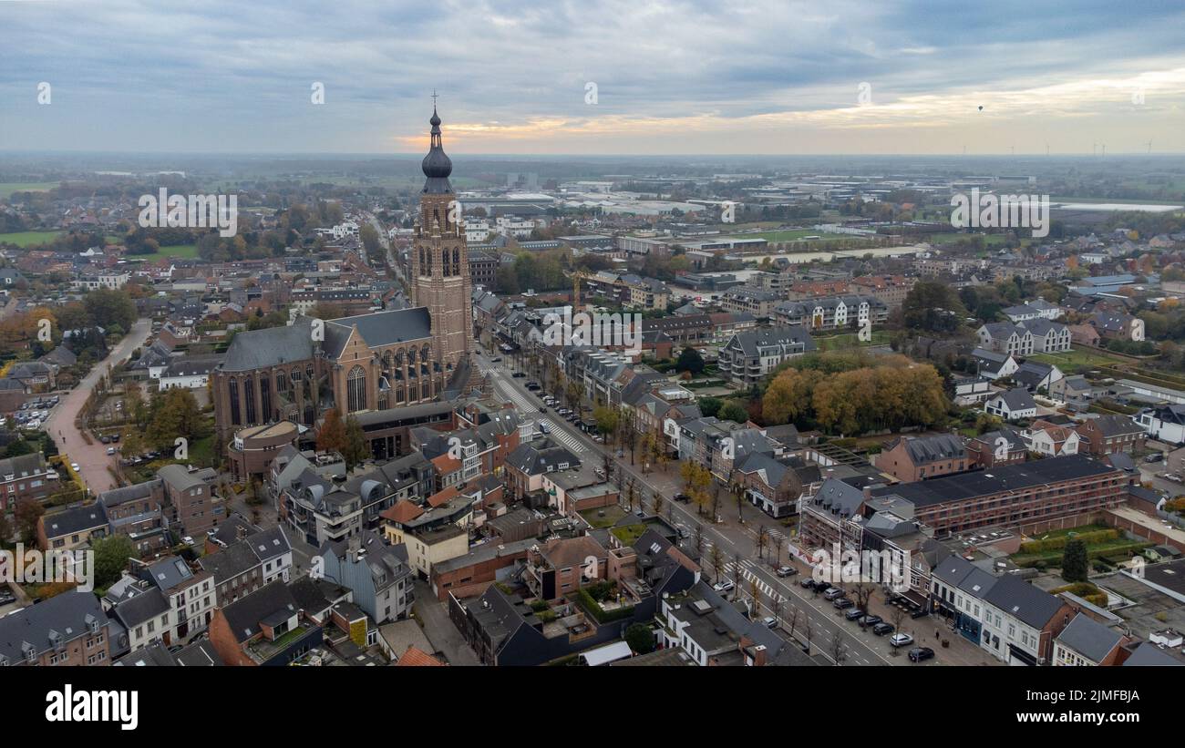 Hoogstraten. Flämische Region. Belgien 11-11-2021. Fragment eines Luftpanoramas der Stadt hoogstraten mit der Spätgotik Stockfoto