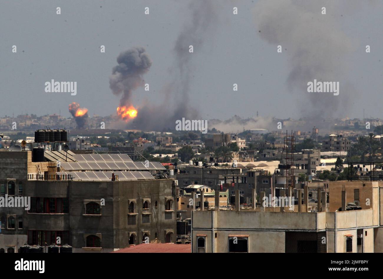 Rauch und Feuer steigen nach israelischen Luftangriffen im südlichen Gaza-Streifen am Samstag, dem 6. August 2022. Foto von Ismael Mohamad/UPI Credit: UPI/Alamy Live News Stockfoto