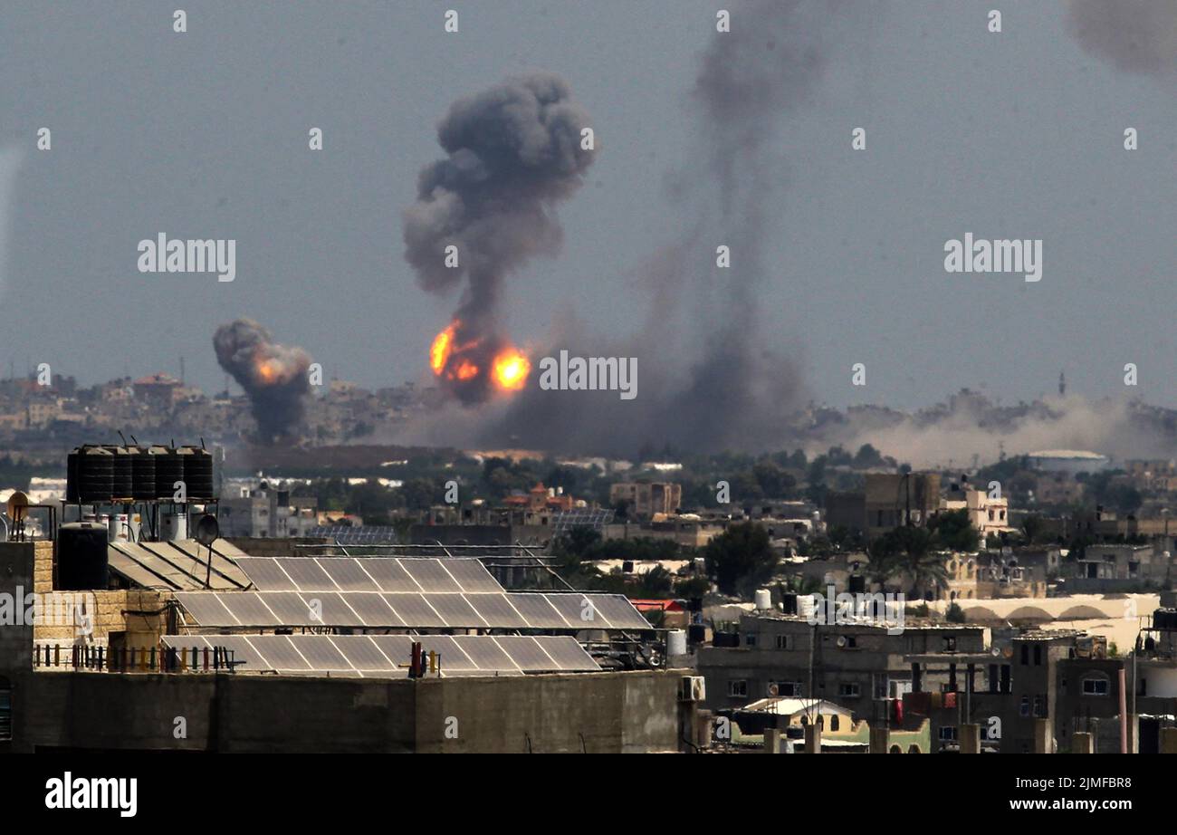 Rauch und Feuer steigen nach israelischen Luftangriffen im südlichen Gaza-Streifen am Samstag, dem 6. August 2022. Foto von Ismael Mohamad/UPI Credit: UPI/Alamy Live News Stockfoto