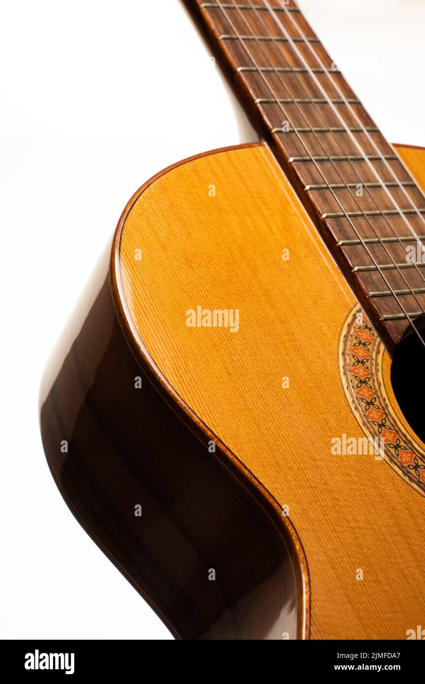 Klassische Gitarre isoliert auf weißem Hintergrund mit Kopierraum Stockfoto