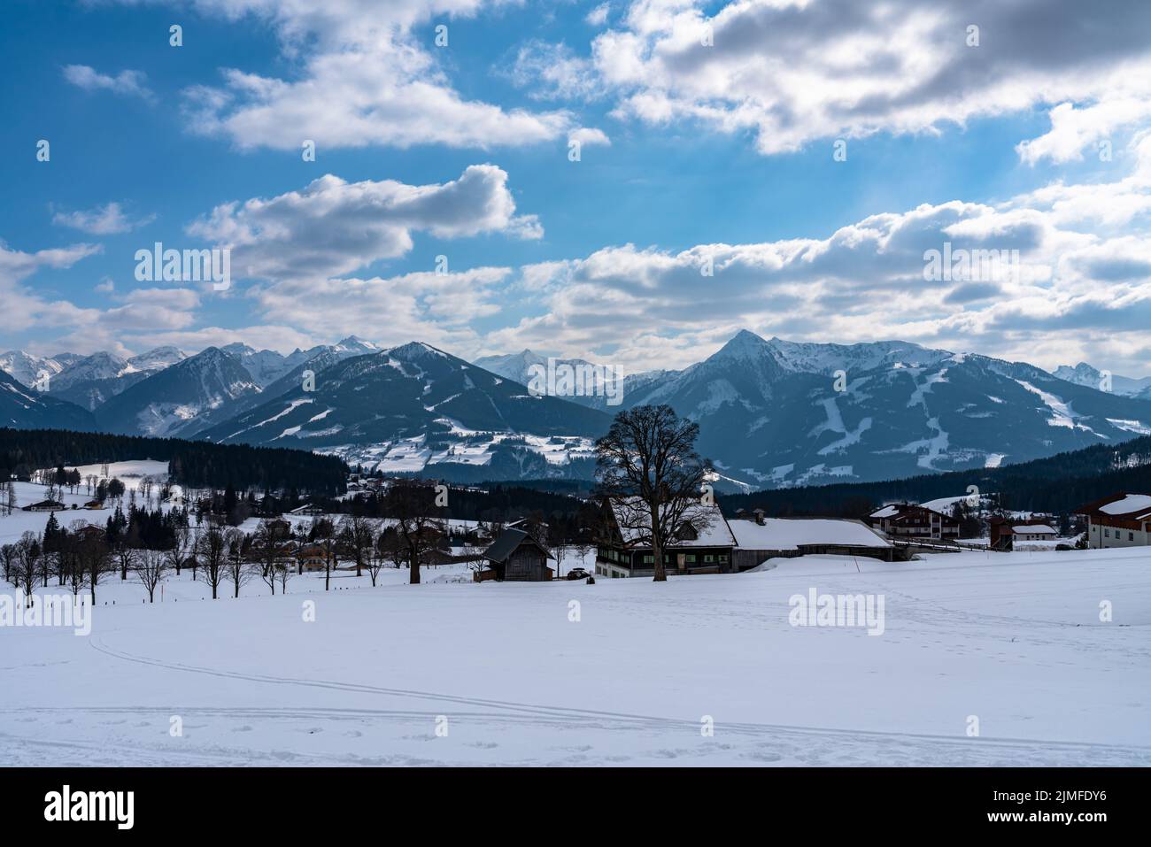 Schöne Panoramasicht auf Ramsau am Dachstein Dorf und Schladming mit Planai, Hochwurzen und anderen Gipfeln der Alpen im Hintergrund mit blauem Himmel Clou Stockfoto