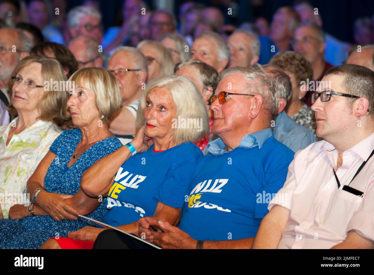 Die konservativen Parteimitglieder hören Liz Truss und Rishi Sunak zu, wenn sie sich für den konservativen Führer und den Premierminister einlassen. Stockfoto