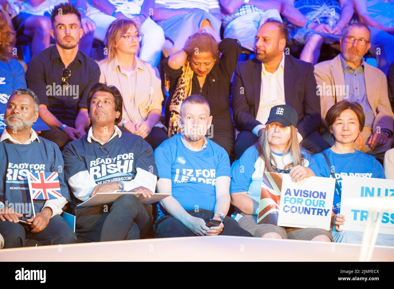 Die konservativen Parteimitglieder hören Liz Truss und Rishi Sunak zu, wenn sie sich für den konservativen Führer und den Premierminister einlassen. Stockfoto