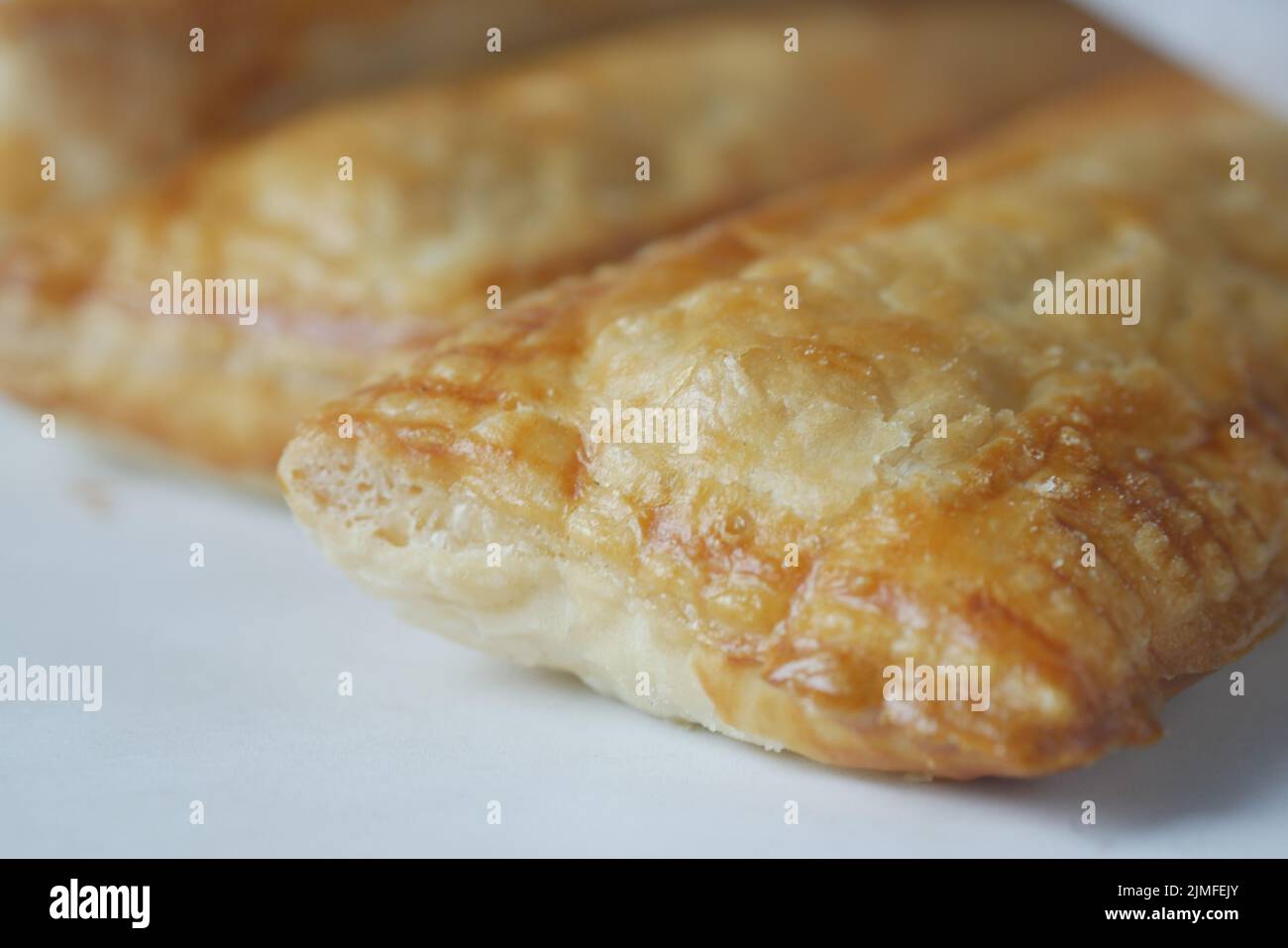Detailaufnahme von Apfelkuchen auf weißem Hintergrund Stockfoto