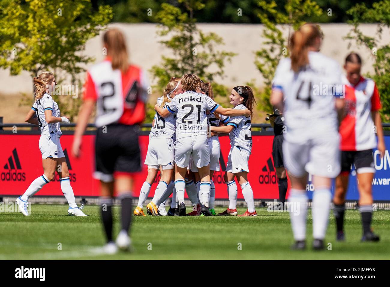 Rotterdam - Caitlin Lievens vom Club Brugge Vrouwen 1 während des Spiels zwischen Friendly: Feyenoord Vrouwen 1 V Club Brugge V1 in Nieuw Varkenoord am 6. August 2022 in Rotterdam, Niederlande. (Box-to-Box-Bilder/Yannick Verhoeven) Stockfoto