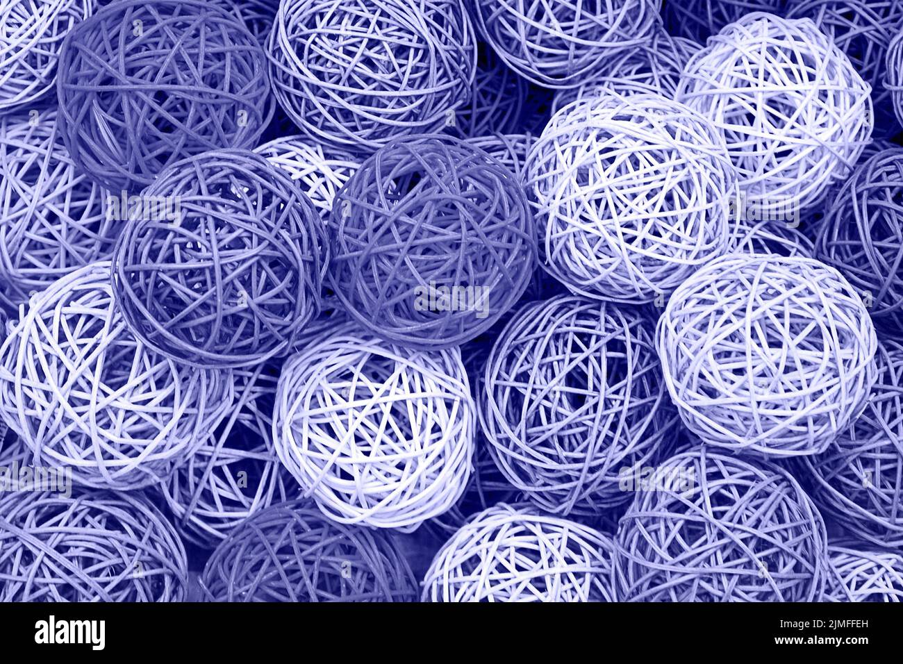 Lila Hintergrund von Weihnachtsschmuck, sehr peri, Farbe des Jahres 2022 Stockfoto