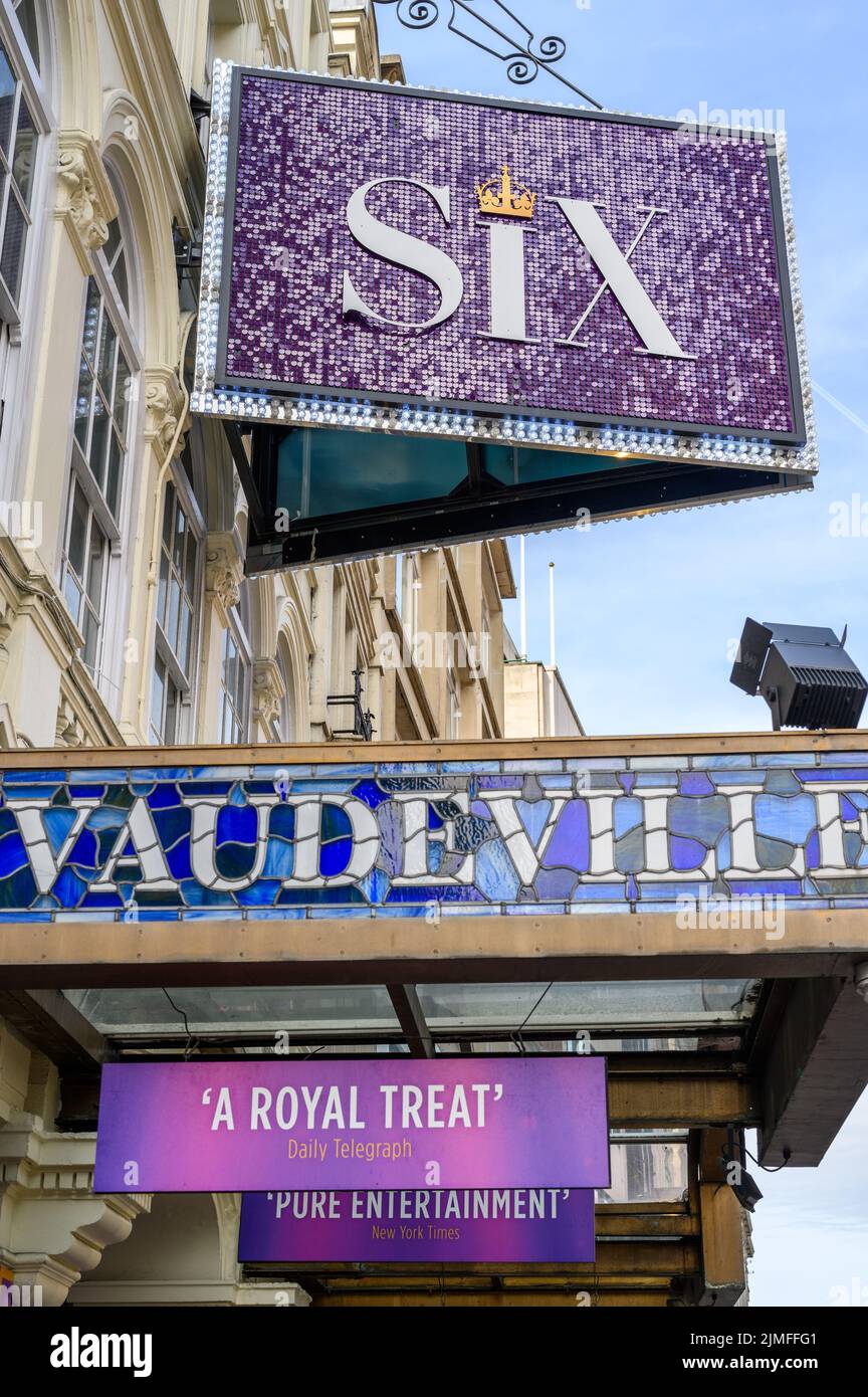 LONDON - 18. Mai 2022: Schilder für Six, The Musical über dem Eingang zum Vaudeville Theatre, London Stockfoto