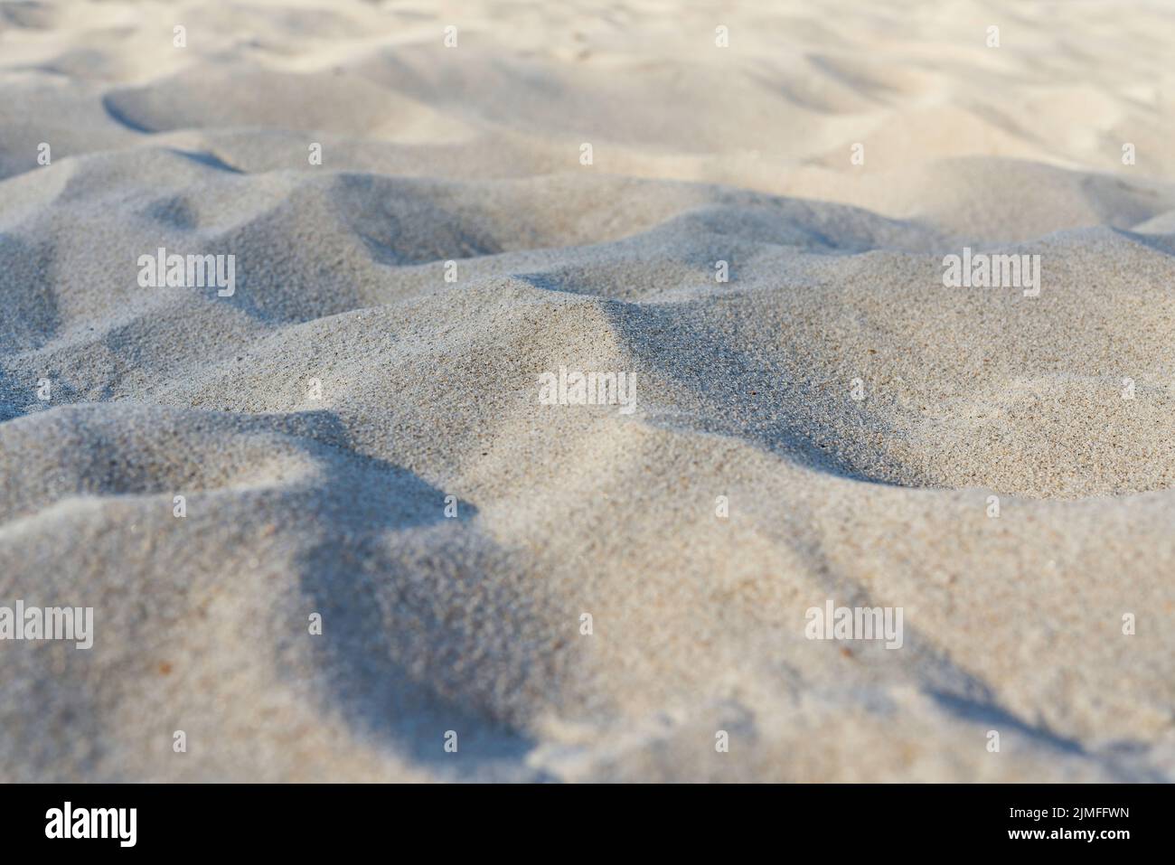 Feinkörniger Sand am Strand der polnischen Ostseeküste Stockfoto