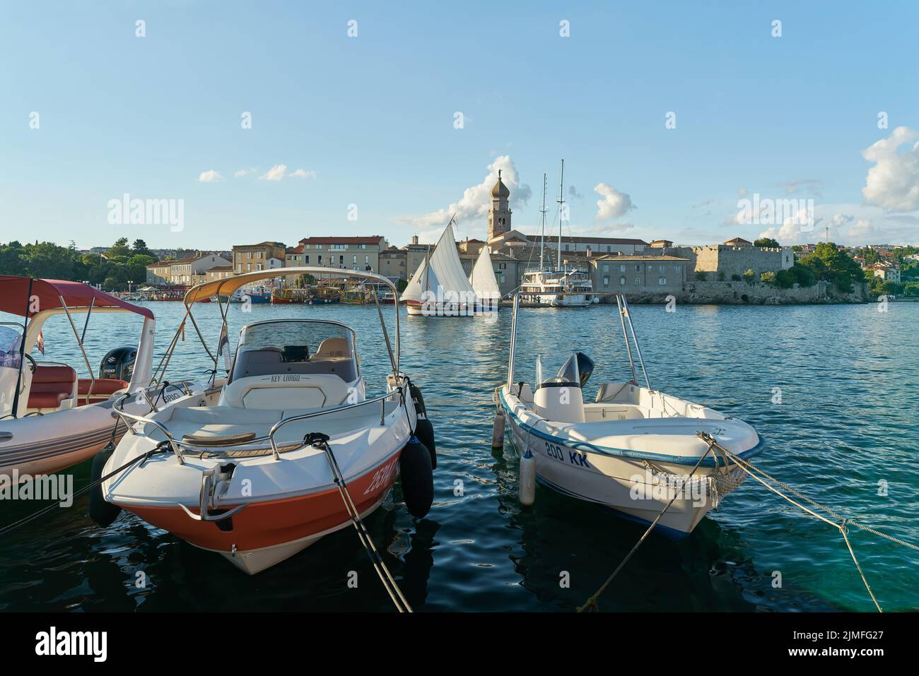 Blick über den Hafen auf die Altstadt von Krk auf der gleichnamigen Insel in Kroatien Stockfoto