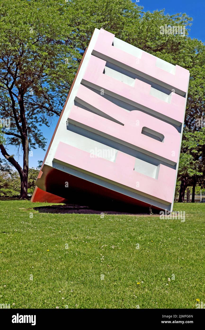 Der 35 Tonnen schwere, in Auftrag gegebene Public Art Free Stamp von Claes Oldenburg und Coosje van Bruggen ist seit 1991 in Willard Park, Cleveland, Ohio, ein Vorbild Stockfoto