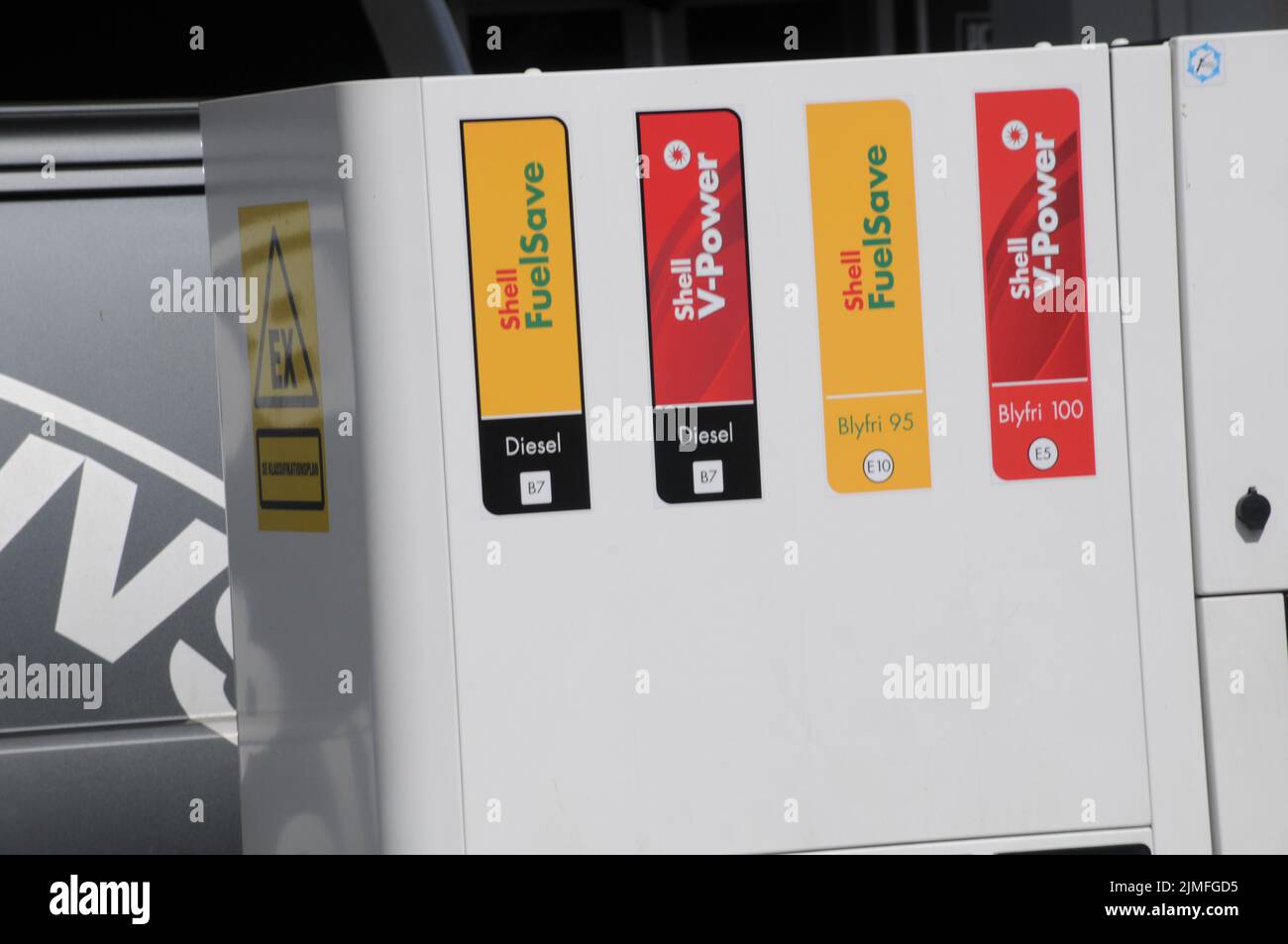 Kastrup/Kopenhagen/Dänemark/06. August 2022/Shell Benzin- und Shell-Tankstelle niedrigere Petro-Preise an Shell-Tankstelle in der dänischen Hauptstadt. (Foto..Francis Dean/Dean Picturs) Stockfoto