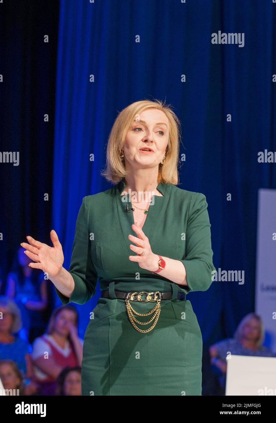 Liz Truss, Außenministerin und Abgeordnete für South West Norfolk, in Eastbourne, um Fragen von konservativen Parteimitgliedern zu stellen. Teil von länderübergreifenden Aktionen, die sich dafür einsetzen, Boris Johnson als Parteivorsitzender und Premierminister zu ersetzen. Stockfoto