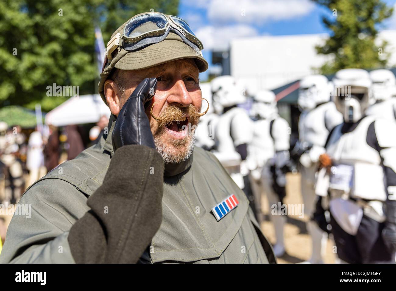 Cottbus, Deutschland. 05. August 2022. Fantasievoll kostümierte Besucher des Elbenwald Festivals stehen im Spreeauenpark. Das Elbenwald Festival ist ein dreitägiger Treffpunkt für alle Altersgruppen, die Filme, Fantasy, Spiele, Konzerte und jede Kombination von allen genießen. Quelle: Frank Hammerschmidt/dpa/Alamy Live News Stockfoto