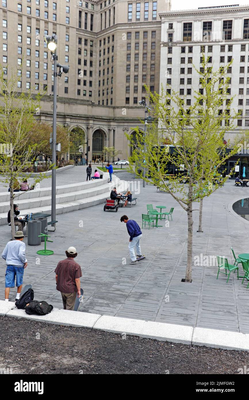 Am 30. April 2022 begeben sich Skateboarder zum Public Square vor dem Tower City Center in der Innenstadt von Cleveland, Ohio, USA. Stockfoto