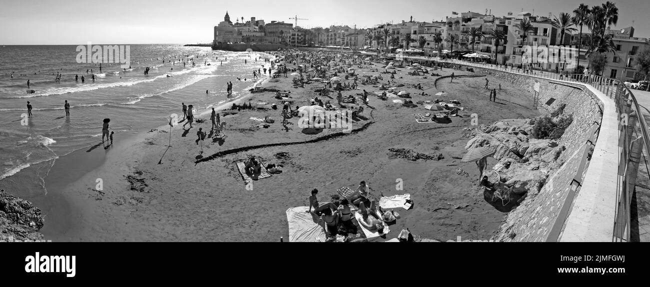 Überblick über den Strand von San Sebastian, auch bekannt als Platja de Sant Sebastia, an einem Augustnachmittag in Sitges, Spanien. Stockfoto