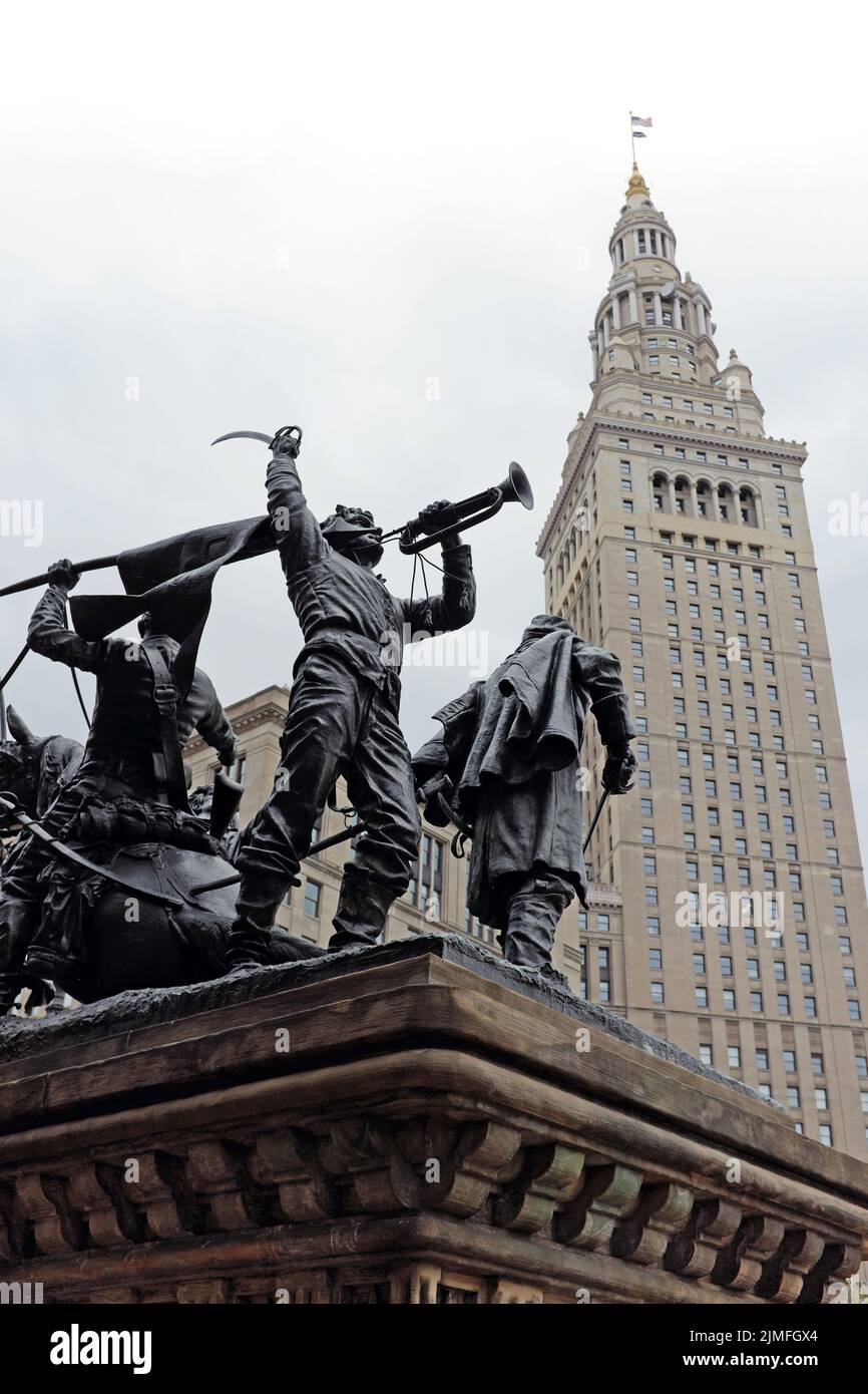 Zu den zwei historischen Wahrzeichen auf dem Public Square in der Innenstadt von Cleveland, Ohio, gehören das Soldiers and Sailors Monument und der bevorstehende, legendäre Terminal Tower. Stockfoto