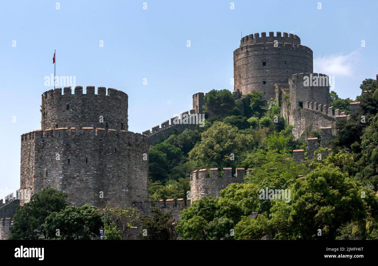 Die Ruinen der Rumeli Hisari (Festung), die 1452 erbaut wurde und sich an der Bosporus-Straße in Istanbul in der Türkei befindet. Stockfoto