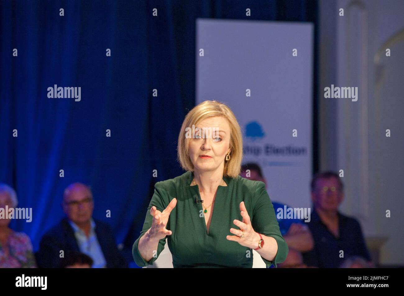 Liz Truss, Außenministerin und Abgeordnete für South West Norfolk, in Eastbourne, um Fragen von konservativen Parteimitgliedern zu stellen. Teil von länderübergreifenden Aktionen, die sich dafür einsetzen, Boris Johnson als Parteivorsitzender und Premierminister zu ersetzen. Stockfoto