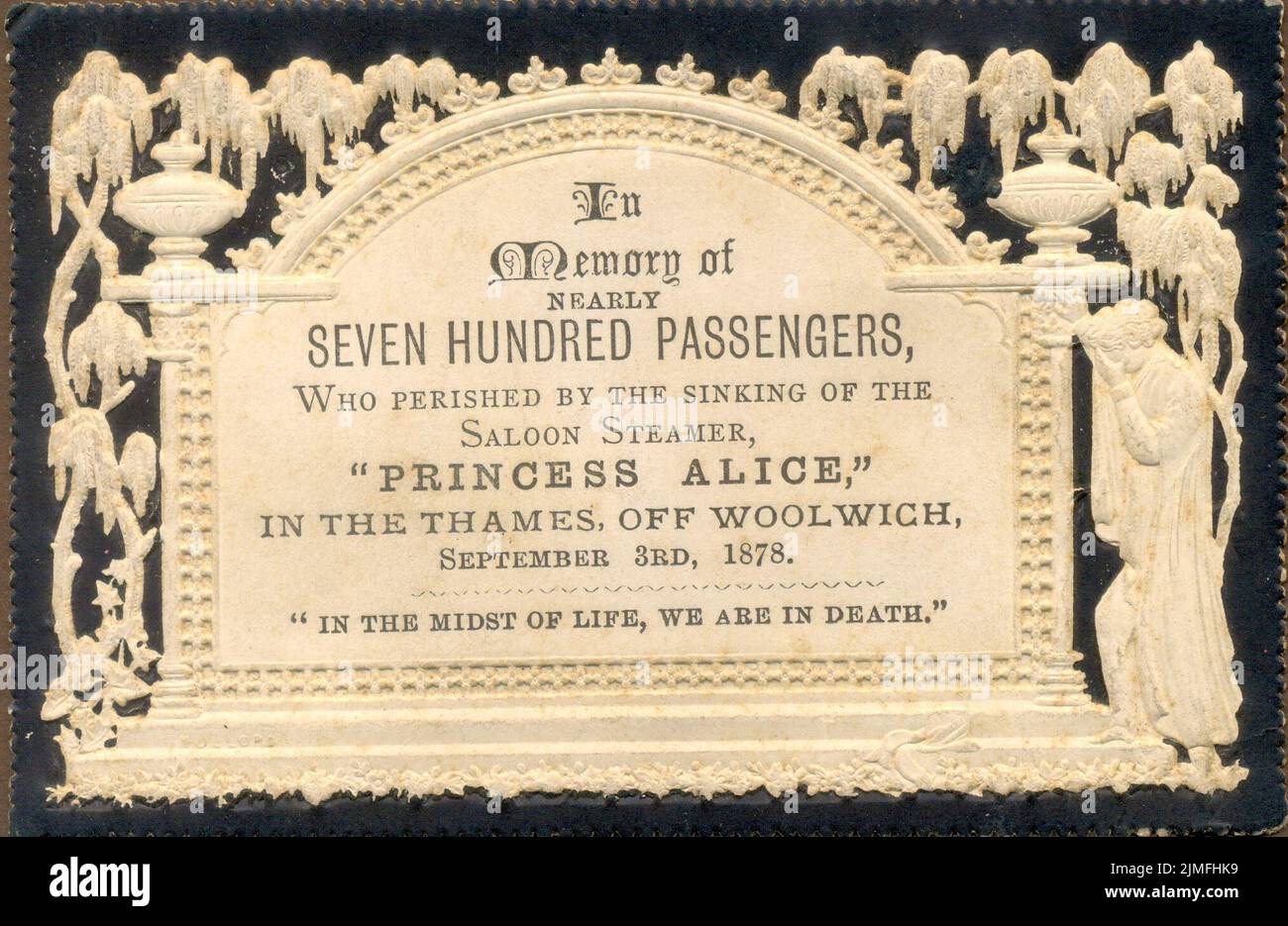 Blinde geprägte Trauerkarte „in Erinnerung an fast siebenhundert Passagiere, die durch den Untergang des Saloon-Dampfschiffers Prinzessin Alice in der Themse, vor Woolwich, 3.. September 18878, umgekommen sind.“ Stockfoto