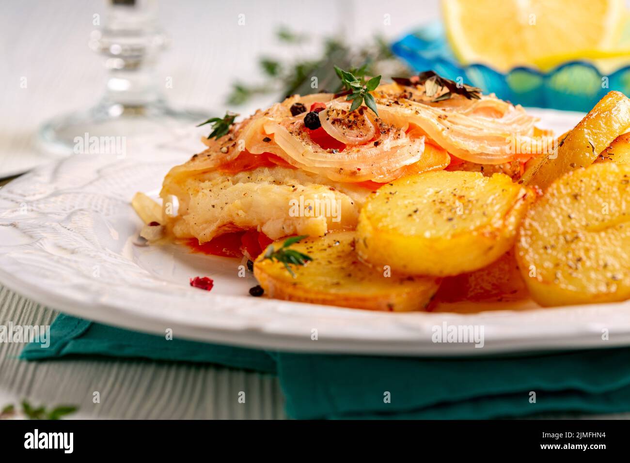 Weißer Fisch aus dem Meer, gebacken mit Gemüse. Stockfoto