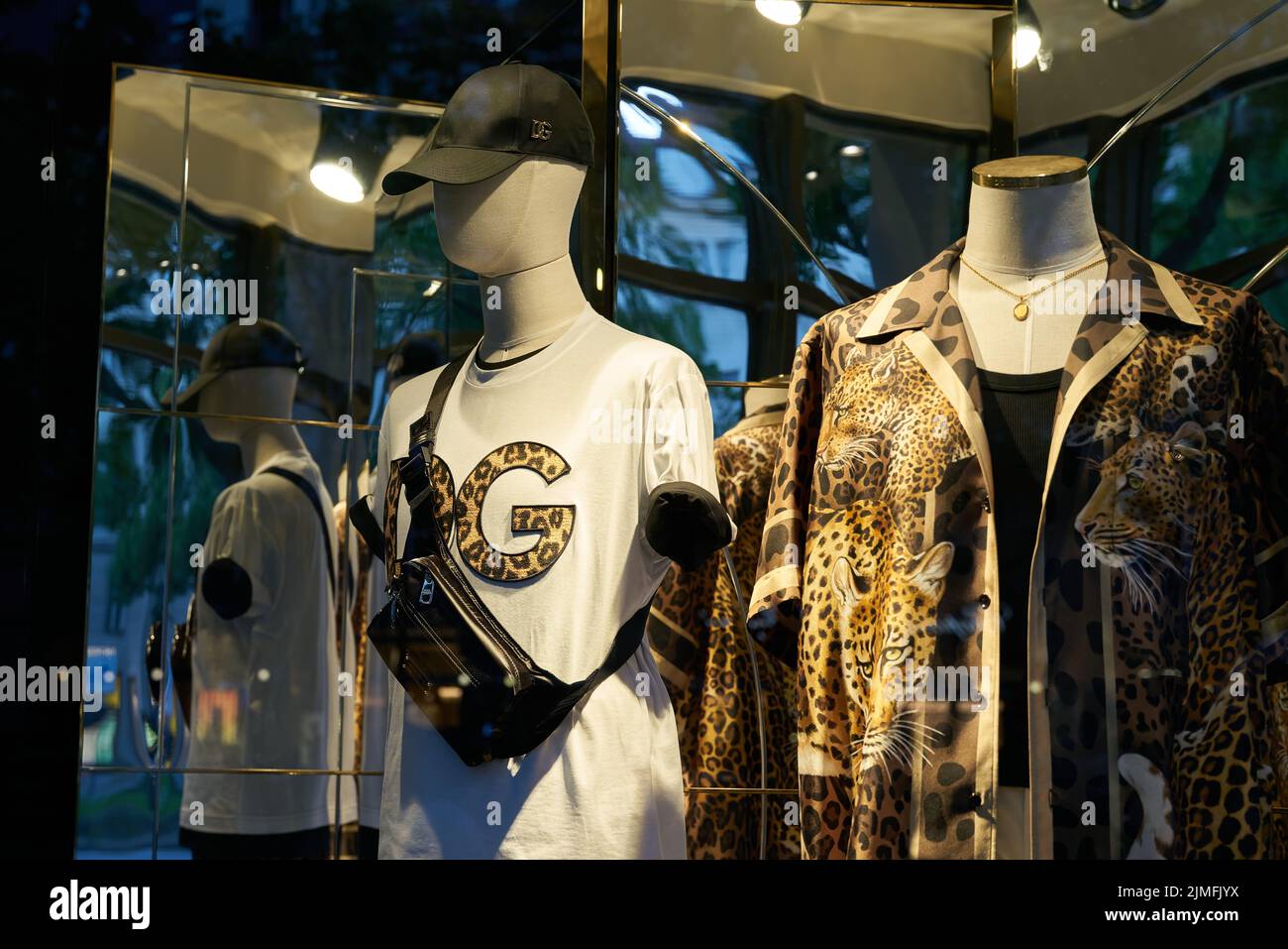 Dolce & Gabbana Markenmode im Fenster einer Einkaufsstraße in Berlin Stockfoto