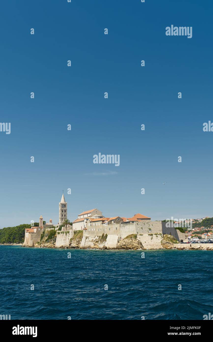 Blick über die Adria auf die Altstadt von Rab auf der gleichnamigen Insel in Kroatien Stockfoto