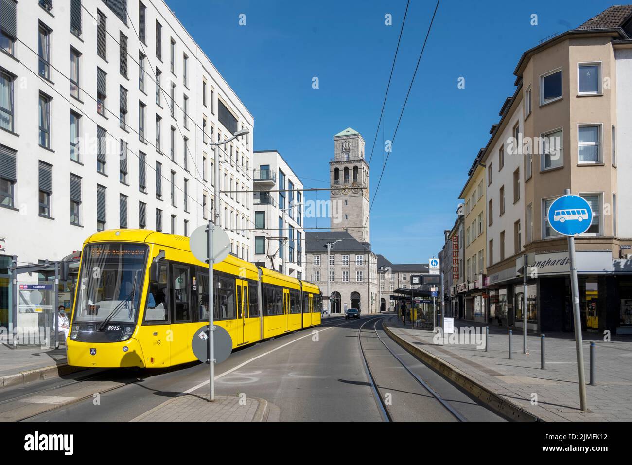 Deutschland, Nordrhein-Westfalen, Mühlheim an der Ruhr, Blick durch die Friedrich Ebert-Straße zum Rathaus Stockfoto