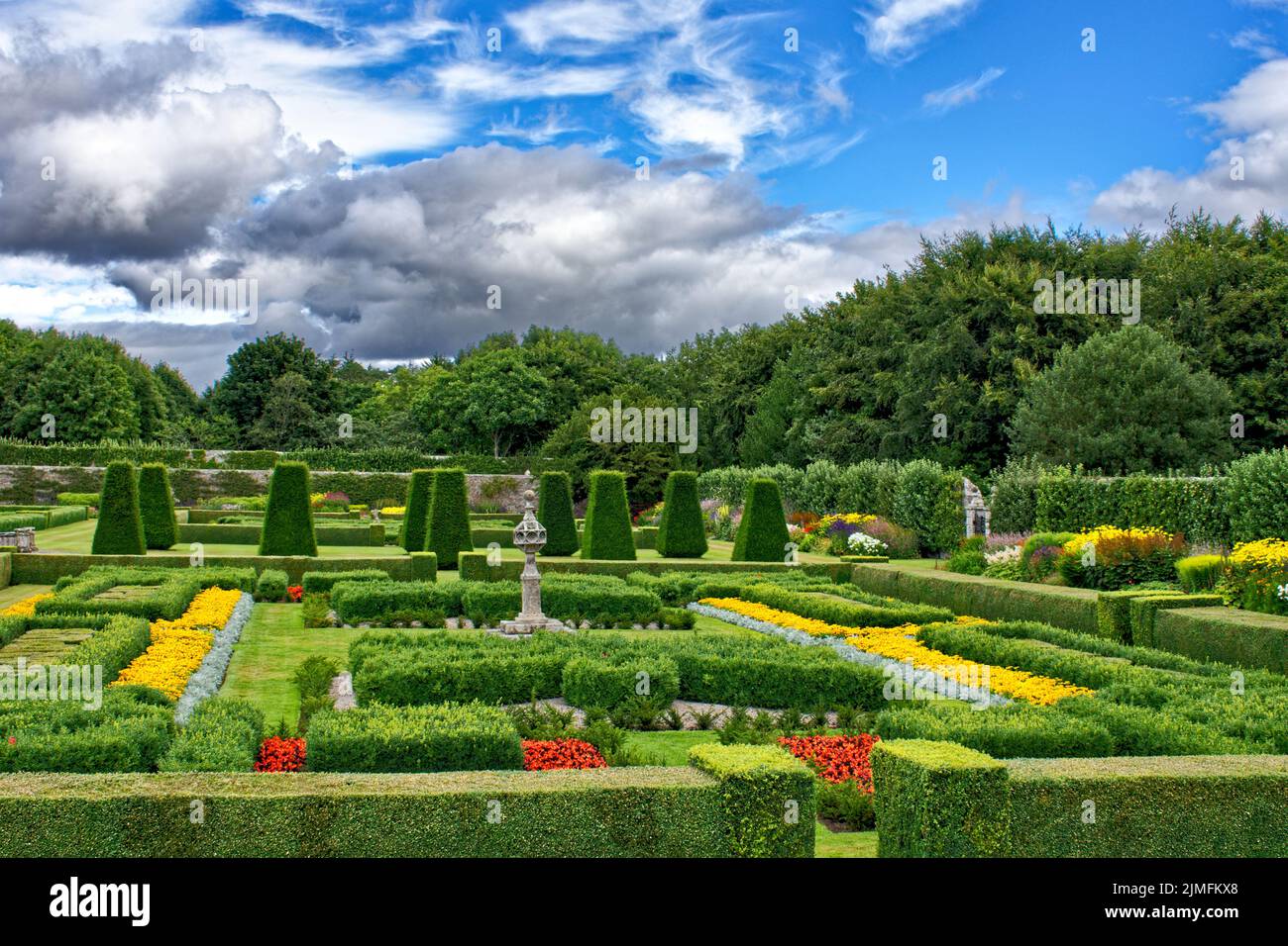 PITMEDDEN GARDEN ABERDEENSHIRE SCHOTTLAND IM SOMMER ROTE UND GELBE BLUMENBEETE PARTERRES MIT KASTENHECKEN Stockfoto