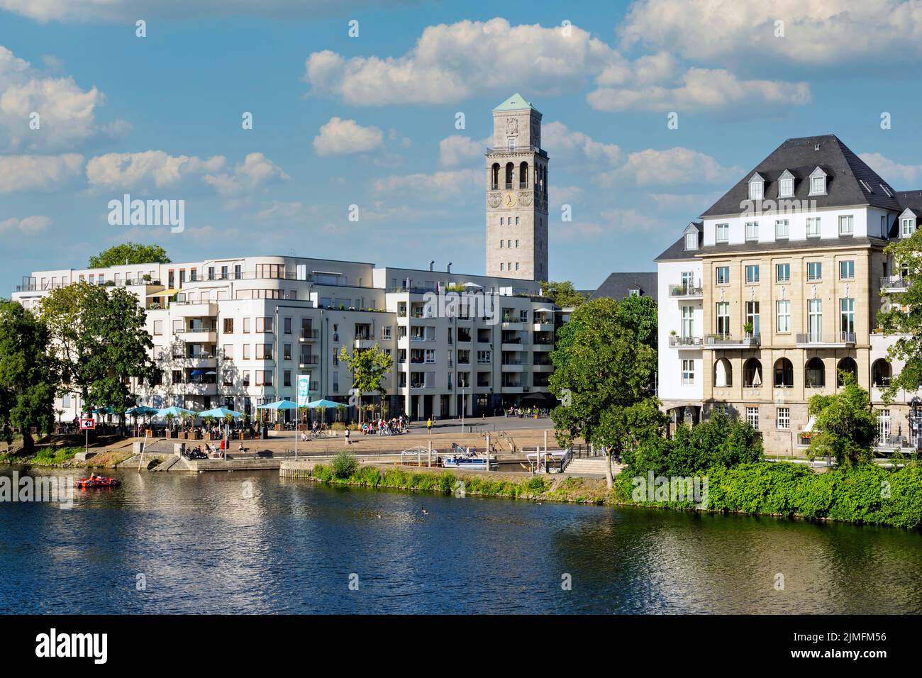 Deutschland, Nordrhein-Westfalen, Mühlheim an der Ruhr, Ruhrpromenade beim Stadthafen Stockfoto