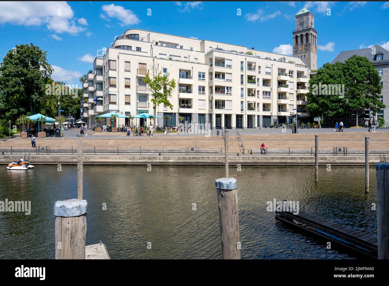 Deutschland, Nordrhein-Westfalen, Mühlheim an der Ruhr, Blick über den Stadthafen Stockfoto