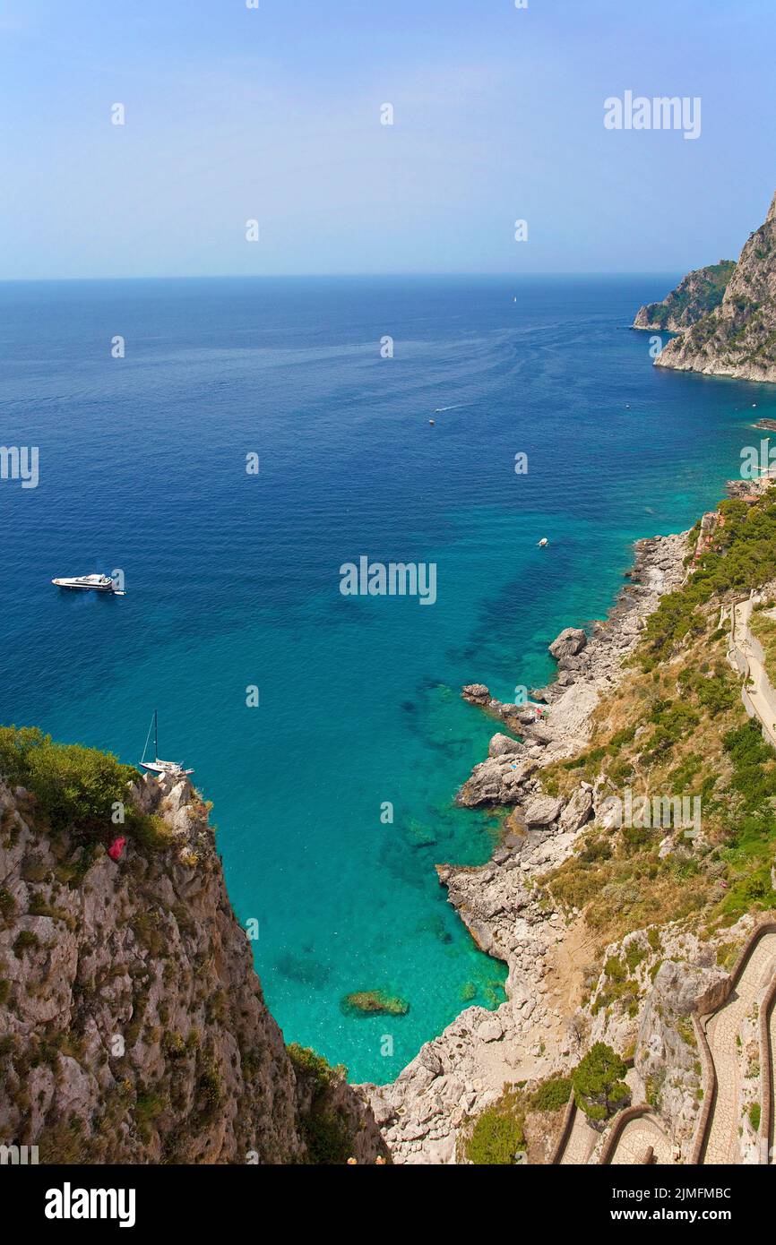 Blick vom Garten des Augustus (Giardini di Augusto) auf die steile Südküste der Insel Capri, den Golf von Neapel, Kampanien, Italien, Europa Stockfoto
