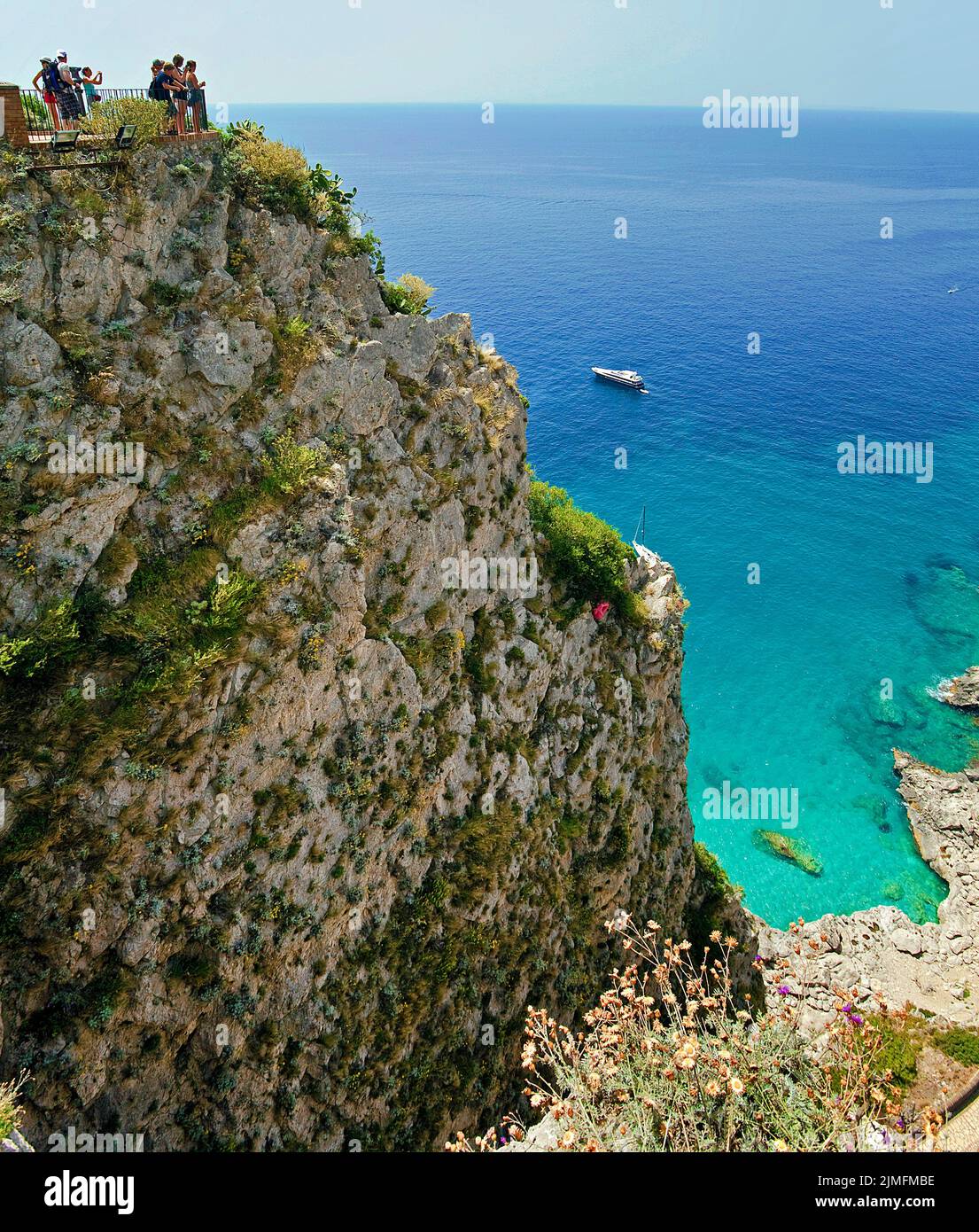 Blick vom Garten des Augustus (Giardini di Augusto) auf die steile Südküste der Insel Capri, den Golf von Neapel, Kampanien, Italien, Europa Stockfoto
