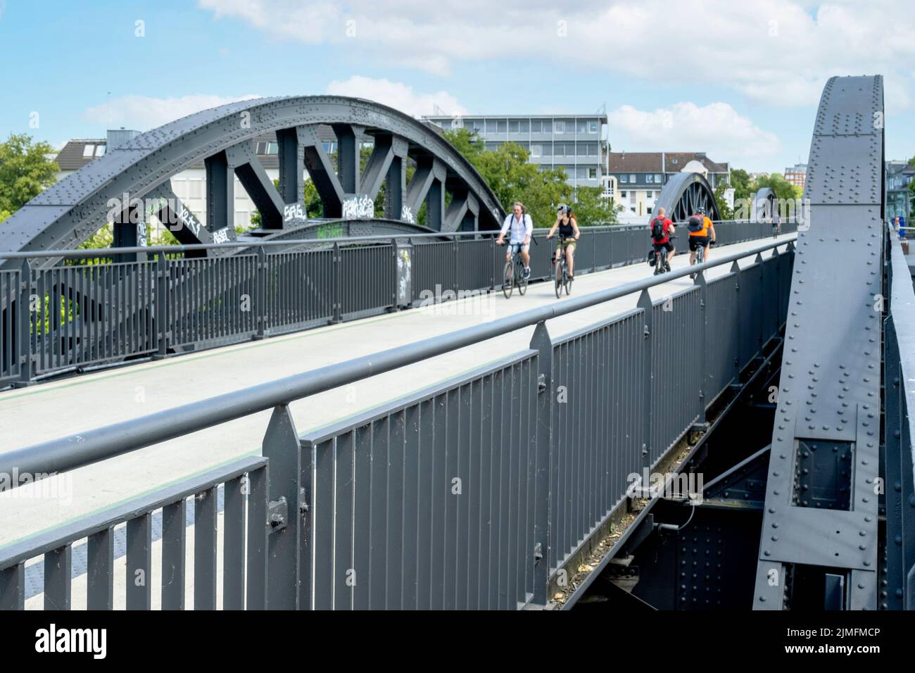 Deutschland, Nordrhein-Westfalen, Mühlheim an der Ruhr, Radschnellweg RS1 über Stadt-Viadukt und die Ruhrbrücke Stockfoto