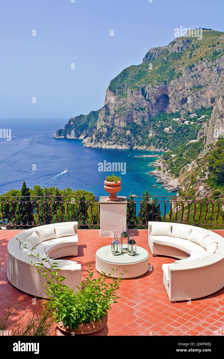 Blick von einer Luxusvilla an der steilen Küste der Insel Capri, Golf von Neapel, Kampanien, Italien, Europa Stockfoto