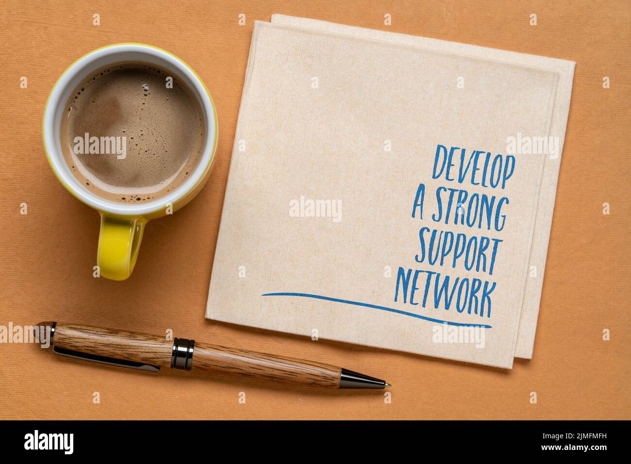 Entwickeln Sie ein starkes Support-Netzwerk - inspirierende Notiz zu einem Anpkin mit Kaffee, persönlicher Entwicklung und Networking-Konzept Stockfoto