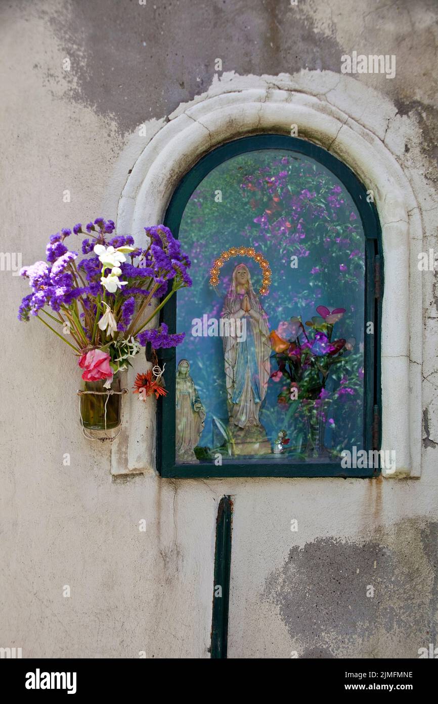 Madonna Statue in einer Gasse von Capri Stadt, Capri Insel, Golf von Neapel, Italien, Europa Stockfoto