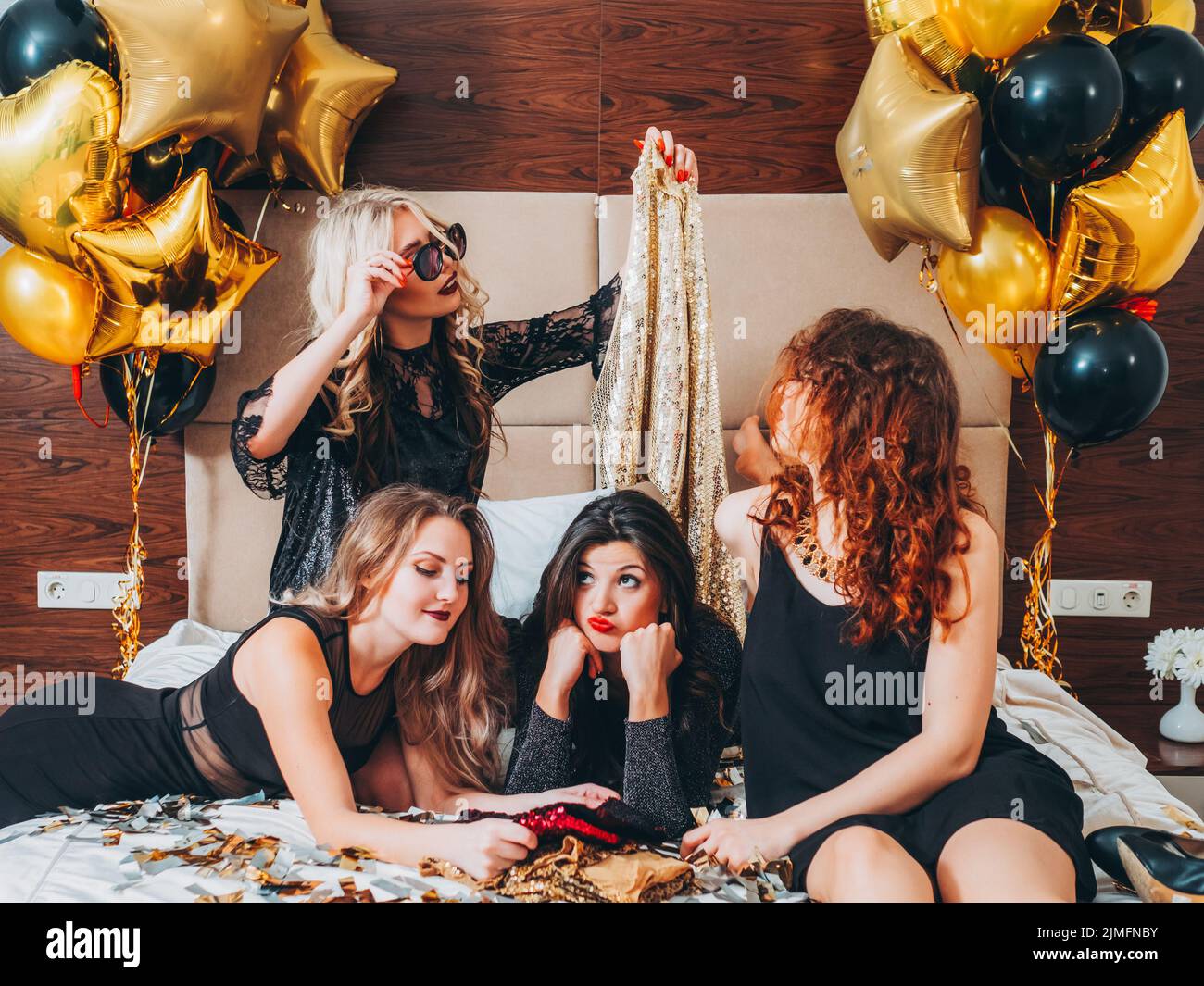Mädchen Nacht Pläne Party Freizeit Outfit Konfetti Stockfoto