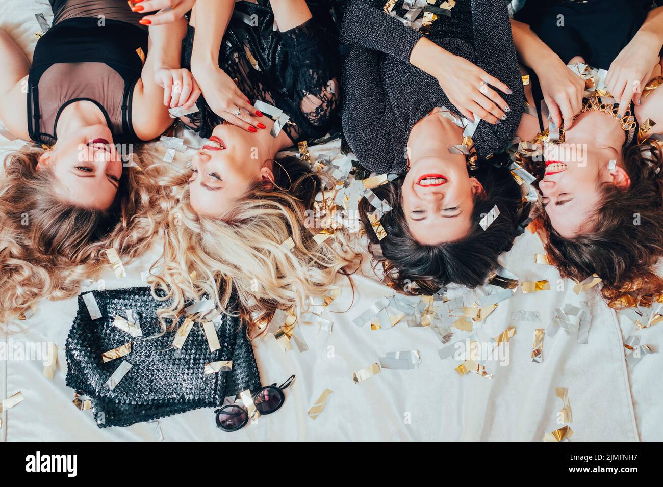 Party Mädchen Spaß Freude Konfetti Frauen schwarz Stockfoto
