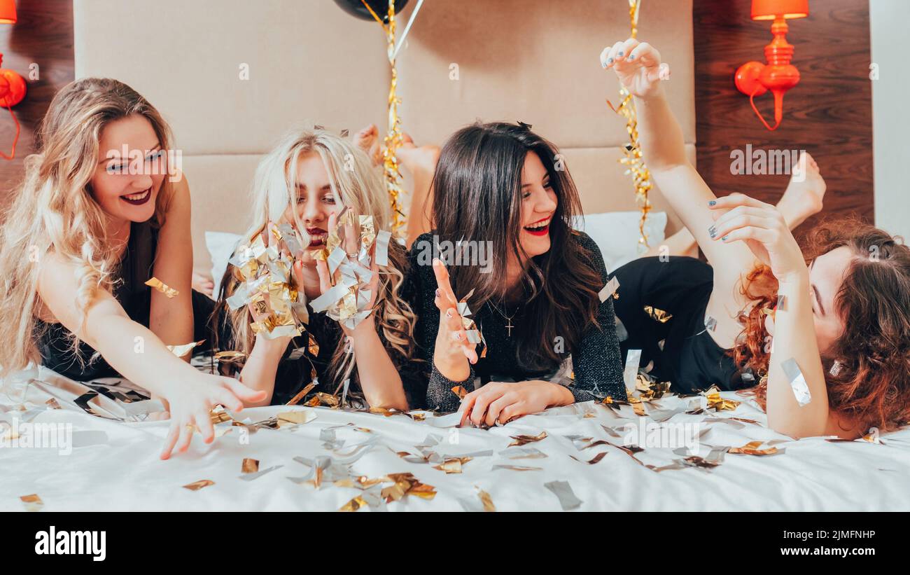Party Mädchen Spaß Freude Konfetti Frauen schwarz Stockfoto