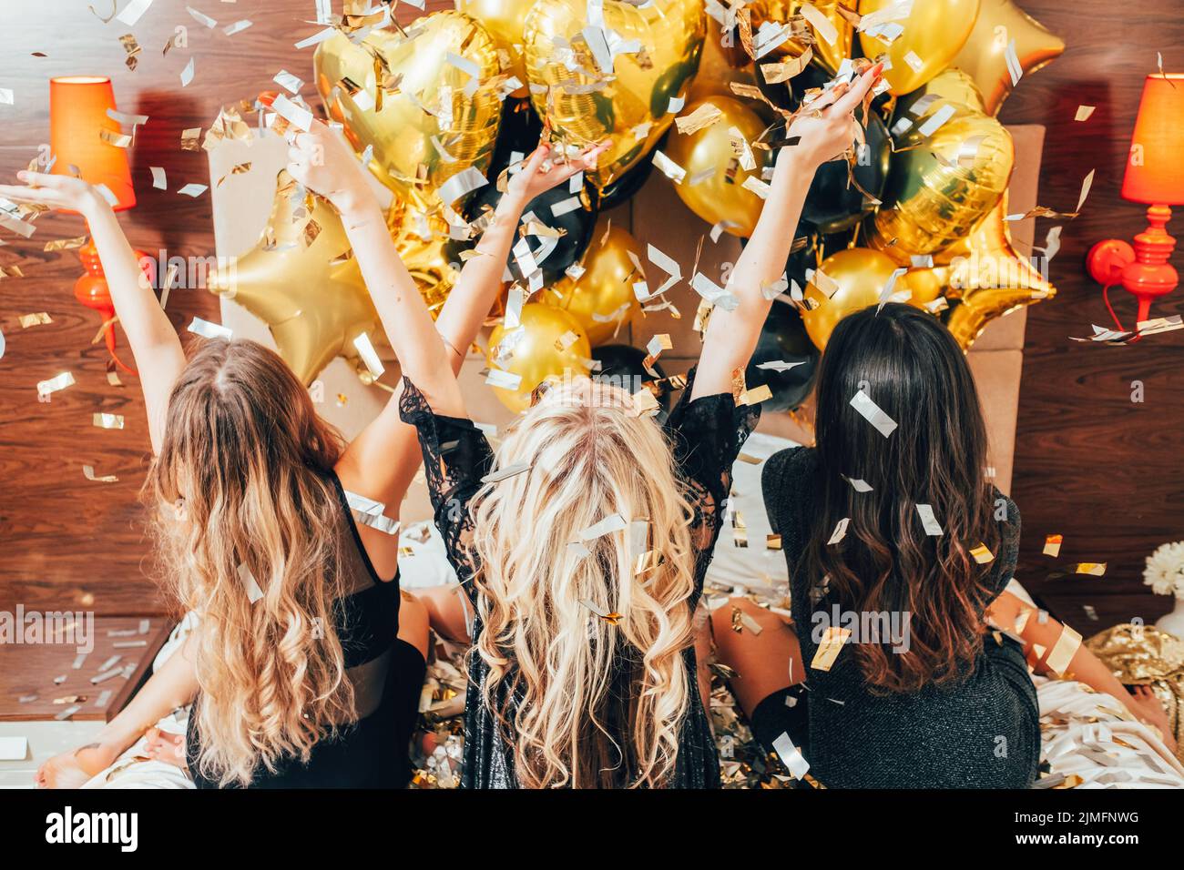 Frauen Nacht Party Freizeit Konfetti Ballons Freude Stockfoto