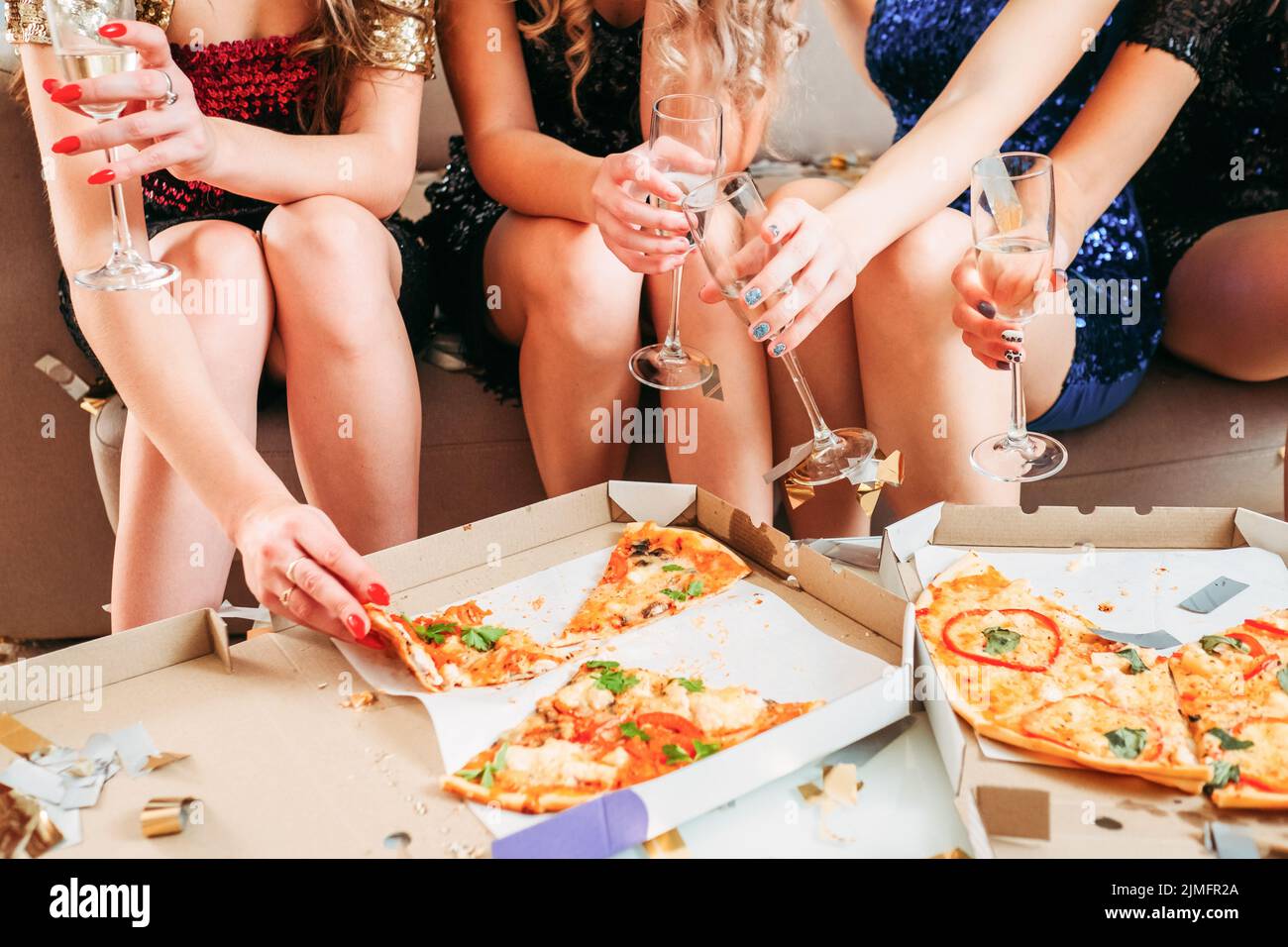 Fancy Party girls Pizza Champagner Hangout Stockfoto