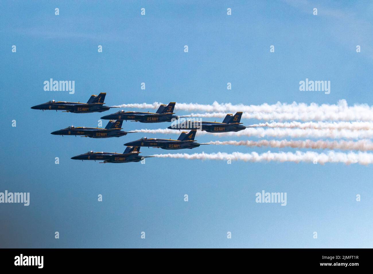 Wantagh, New York, USA - 29. Mai 2022: Sechs US Navy F-18 Blue Angel Hornets fliegen in Formation und verlassen während einer Airshow über Long Island eine Dampfspur Stockfoto