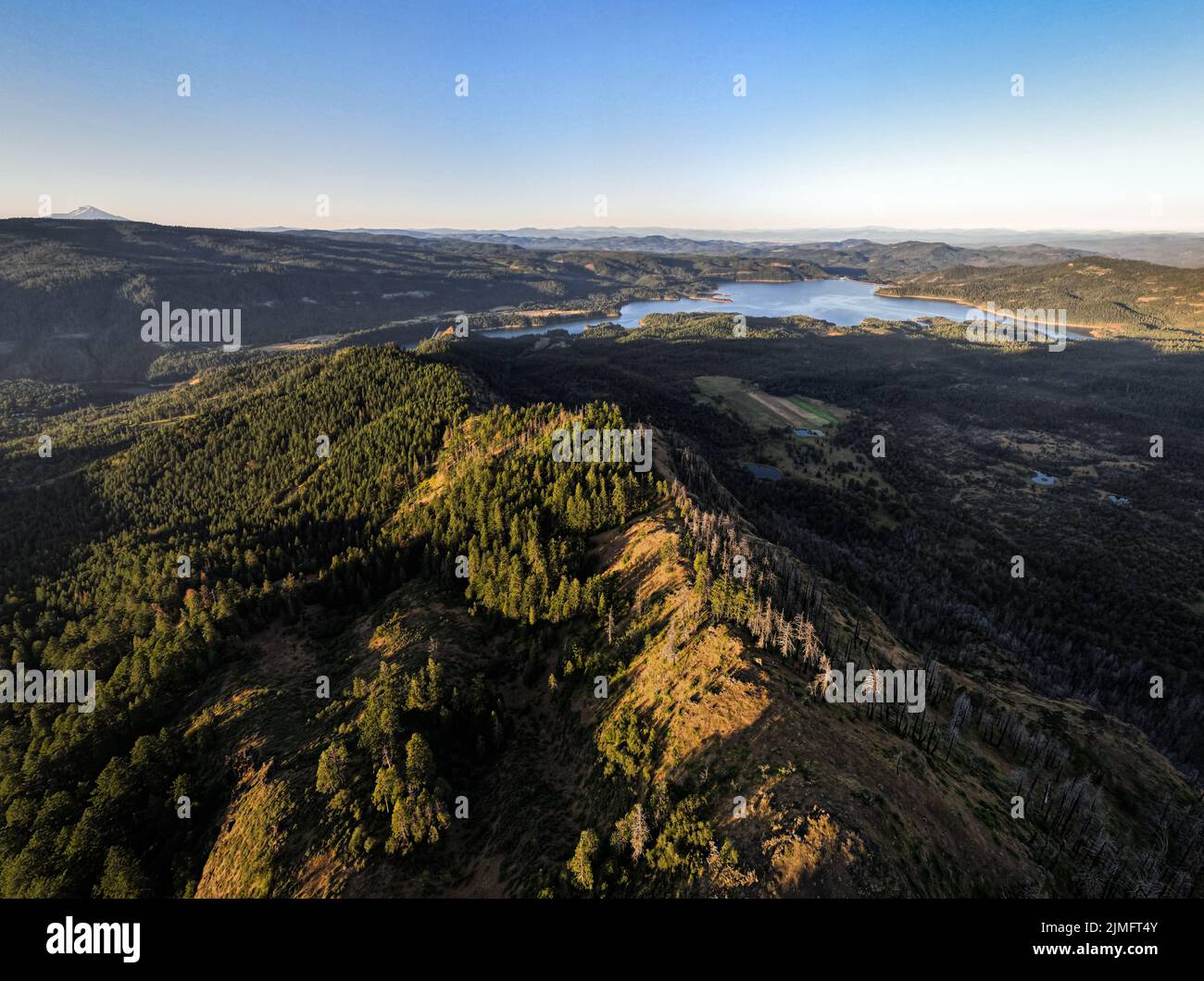 Blick auf Lost Creek Lake in Jackson County Oregon von der Spitze des Flounce Rock Stockfoto