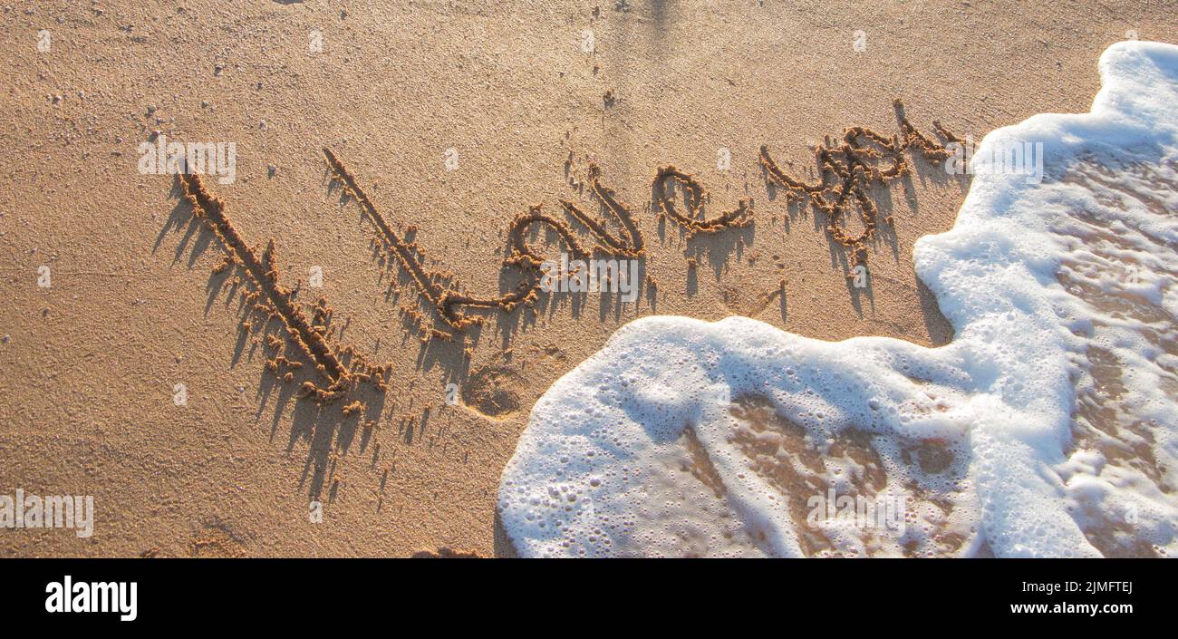 Ich liebe dich eine Liebesbotschaft auf dem goldenen Sand mit einer
