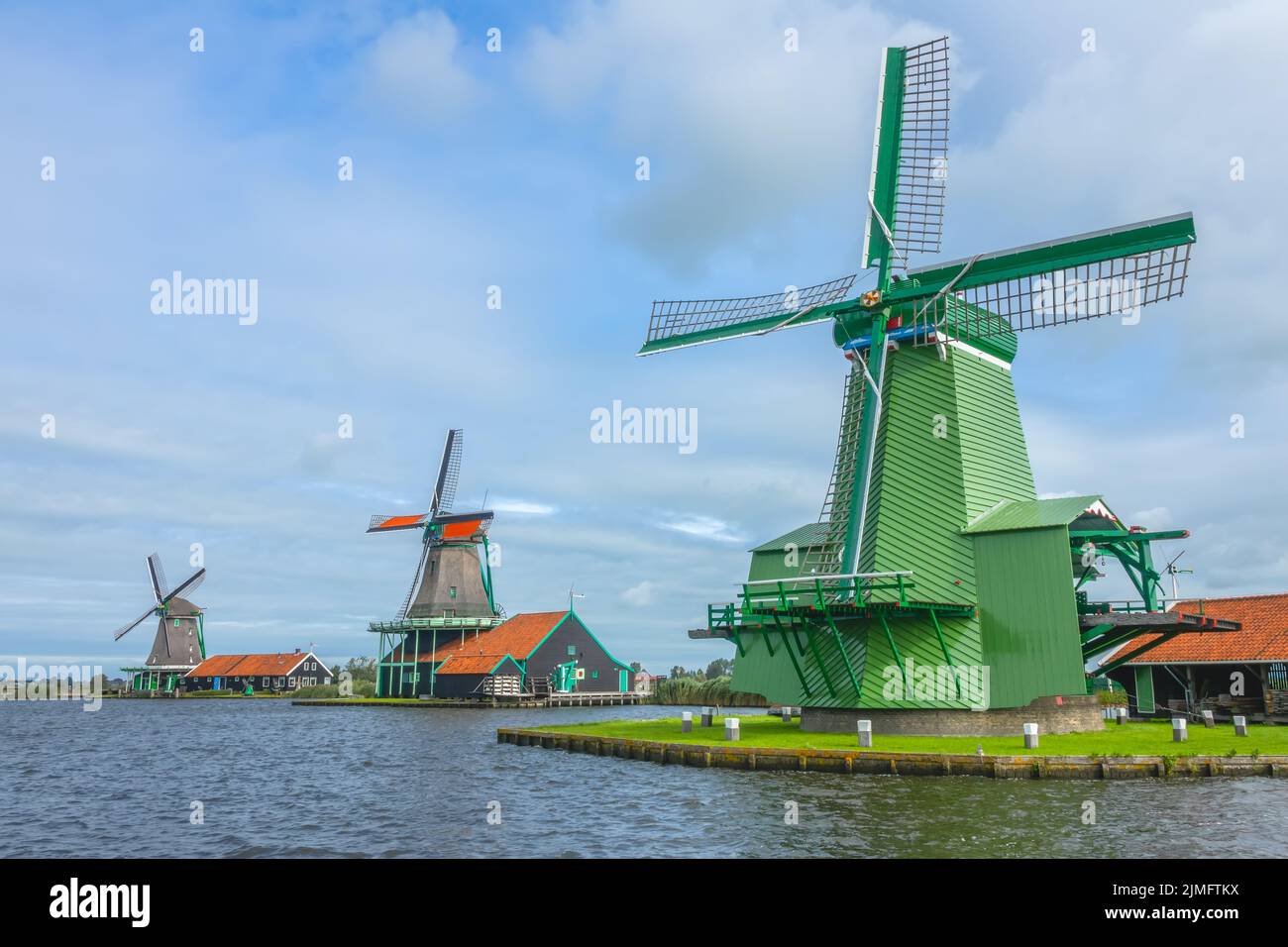 Drei niederländische Windmühlen am Ufer des Wassers Stockfoto